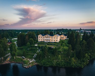 Die Anlage des Hotel Filipsborg im Sommer