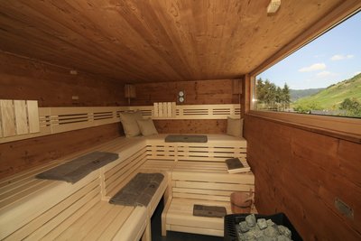 Nach dem Yoga bei einem Sauna-Gang entspannen