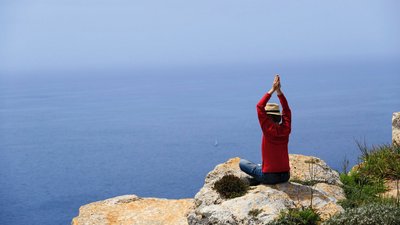 Beim Yoga einen traumhaften Blick auf das Meer genießen