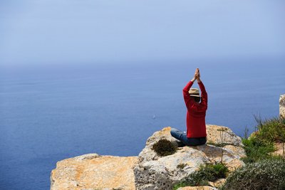 Beim Yoga einen traumhaften Blick auf das Meer genießen