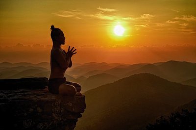 Heilsame Meditation bei Sonnenuntergang