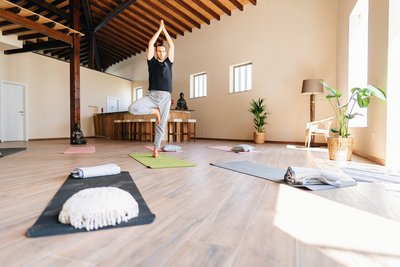 Yoga üben in der Shala