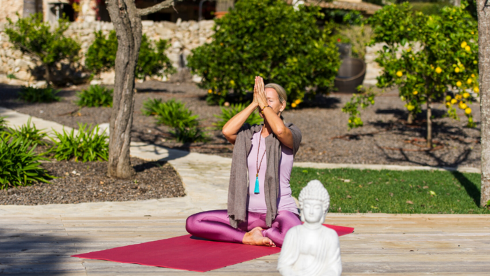 Meditierende Frau auf Yogamatte