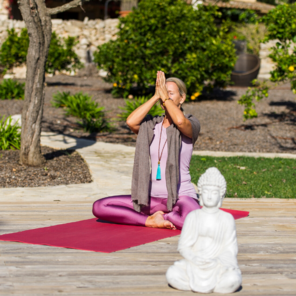 Meditierende Frau auf Yogamatte
