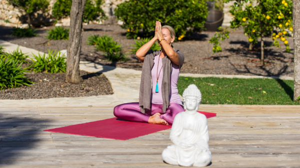 Meditierende Frau auf Yogamatte