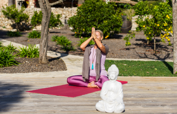 Meditierende Frau auf Yogamatte