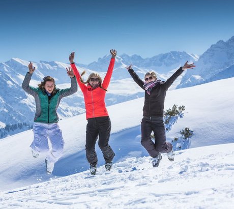 Frauen jubeln im Schnee