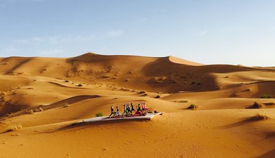 Yoga in der Wüste von Marokko