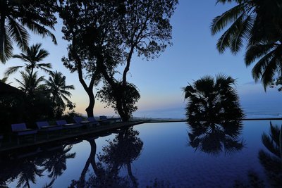 Lassen Sie abends nach einer entspannenden Ayurveda Kur im Somatheeram Ayurveda Resort in Südindien am Pool die Seele baumeln Lassen Sie abends nach einer entspannenden Ayurveda Kur im Somatheeram Ayurveda Resort in Südindien am Pool die Seele baumeln