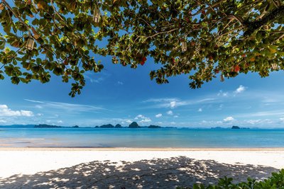 Genießen Sie die Aussicht und Ruhe am Strand von Krabi 