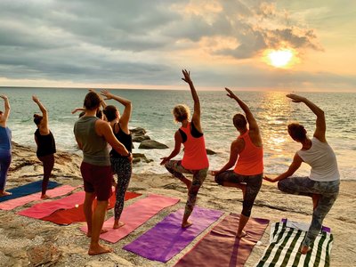 Praktizieren Sie Yoga bei atemberaubenden Sonnenuntergängen direkt am Strand