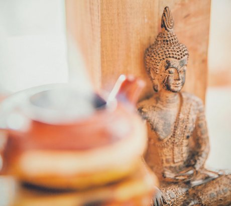 Buddha Statue mit Teekanne