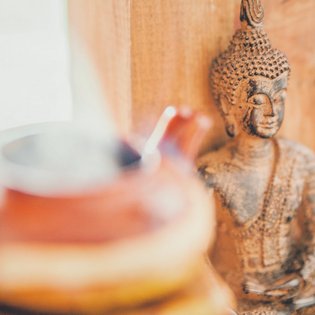 Buddha Statue mit Teekanne