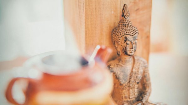 Buddha Statue mit Teekanne
