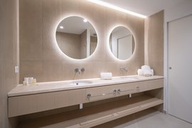 Das großzügige Bad im Deluxe Doppelzimmer Das großzügige Bad im Deluxe Doppelzimmer