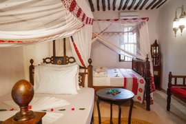 Das Zimmer Hibiskus eingerichtet mit sansibarische Antiquitäten Das Zimmer Hibiskus eingerichtet mit sansibarische Antiquitäten