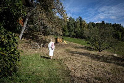 Der Weg durchs Grüne zur Außensauna