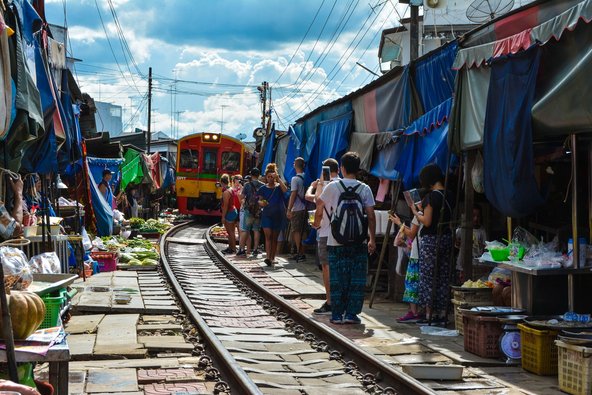 Ein Eisenbahnmarkt mit Menschen in Thailand