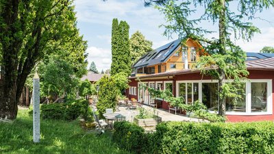 Das Bio-Seminarhotel wird umgeben von einem wunderschönen Garten