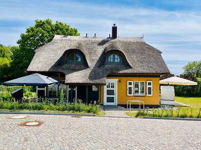 Die schönen Reetdachhäuser im Resort