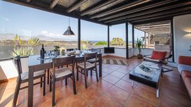 Das Wohnzimmer im Studio Vista Luna bietet durch die Panoramafenster einen tolle Blick auf die Landschaft