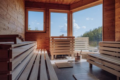 Entspannung pur in der Sauna mit Blick auf die Natur