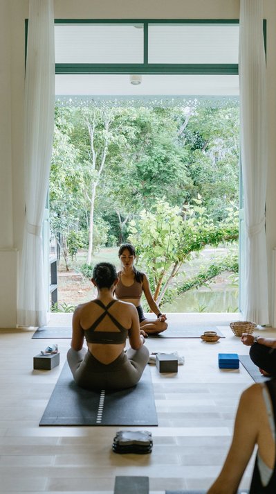 Wohltuendes Yoga mit Gleichgesinnten Wohltuendes Yoga mit Gleichgesinnten