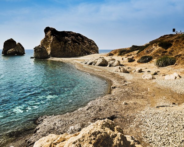 Ein großer Felsen an einer Strandküste