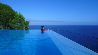 Im Pool des Hotels Estalagem kann man mit Blick auf den weiten Ozean wunderbar entspannen