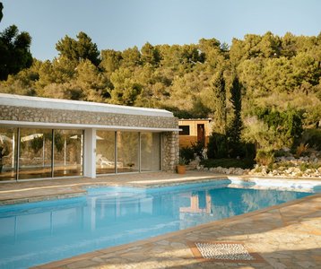 Pool und Sauna mit Blick in die Weite der Landschaft