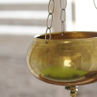 Hängende Schale mit Sesamöl für Ayurveda-Anwendung