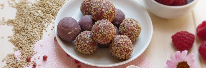 Energie Kugeln mit Sesam bestückt und Beeren dekoriert