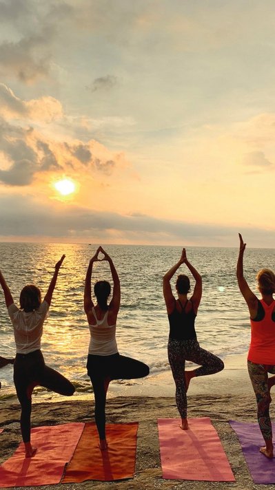 Yoga bei Sonnenaufgang mit Blick auf das Meer