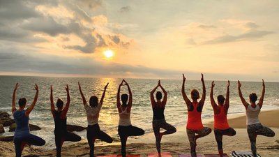 Yoga bei Sonnenaufgang mit Blick auf das Meer