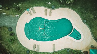 Ein herrlicher Pool mitten im grünen Garten