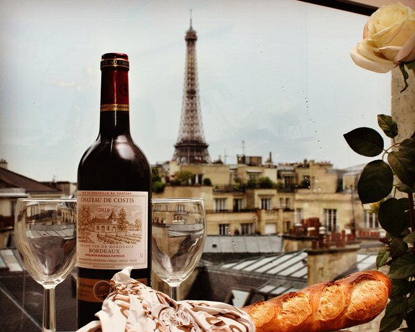 Wein mit Baguette und dem Eifenturm im Hintergrund