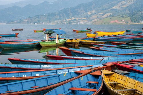 So bunt wie die Kultur sind auch die Boote in Nepal