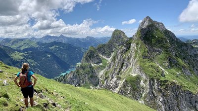 Eine Wanderung bei strahlendem Sonnenschein Eine Wanderung bei strahlendem Sonnenschein