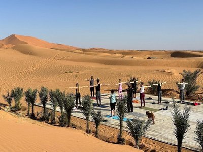 Gemeinsam Yoga üben in der Wüste