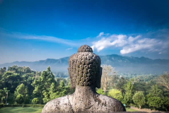 Buddha-Statue von hinten mit Blick auf die Berge von Java