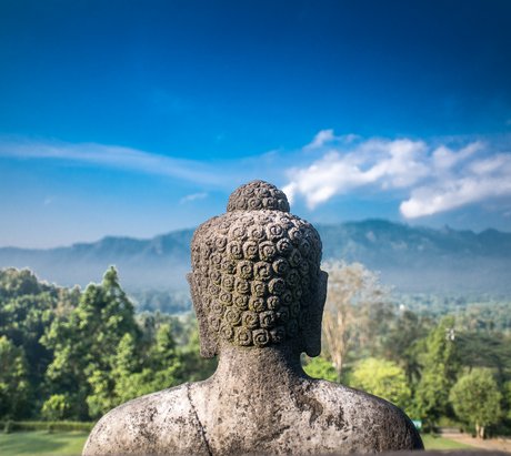 Buddha-Statue von hinten mit Blick auf die Berge von Java