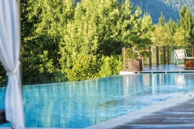 Erfrischen Sie sich im Pool und betrachten Sie das Panorama der Berge in Südtirol 