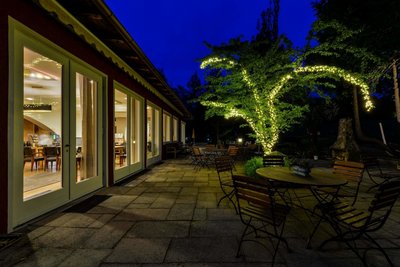 Lassen Sie den Abend in der gemütlichen Lounge mit Blick auf die Terrasse ausklingen!