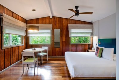 Der Superior Room im klaren und warmen Design