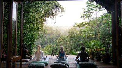 Yoga und Meditation mit Blick auf den Regenwald