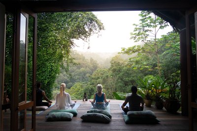 Yoga und Meditation mit Blick auf den Regenwald