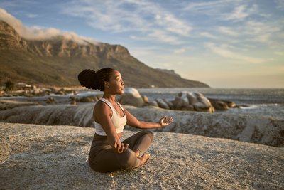 Yoga üben mit dem Rauschen der Wellen im Ohr