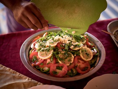 Probieren Sie das leckere, frische Essen in der Wüste