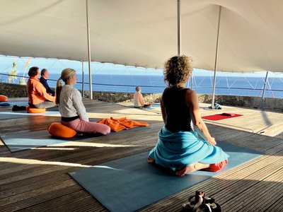 Gemeinsam mit dem Blick auf den Atlantik Yoga üben