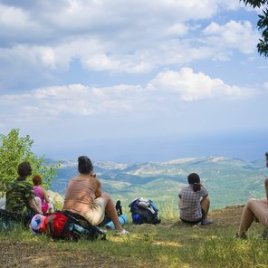 Wandergruppe blickt auf die Bergwelt